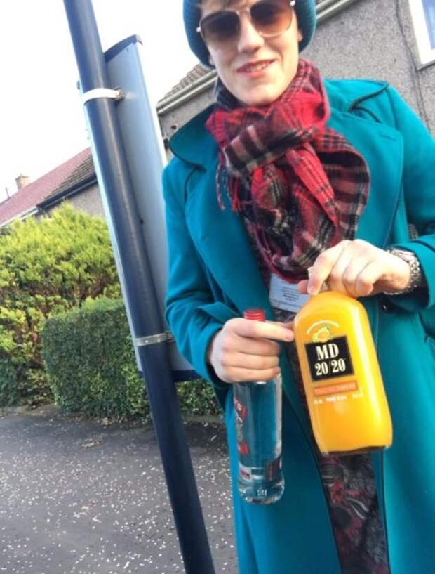 В Шотландии парень оделся в мамину одежду, чтобы купить алкоголь (3 фото)
