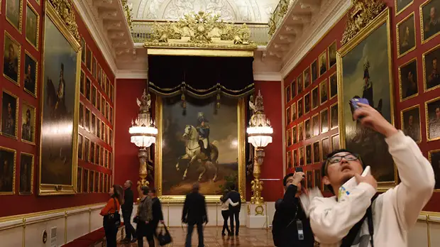 «Культуре нужны иммунитеты»: директор Эрмитажа о взаимодействии музеев и закона, клипе Бейонсе в Лувре и котах