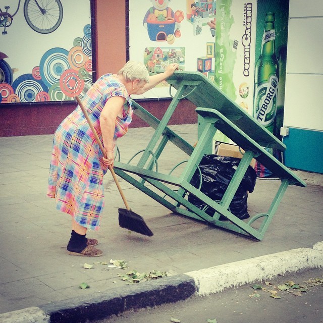 Видите здесь Шварценеггера? Нет? А все потому, что он спрятался в черном пакете от греха подальше... бабушки, молодость духа, супербабушка