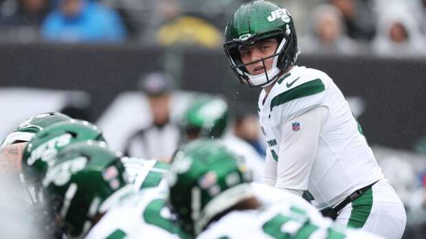 zach wilson taking a snap with the jets