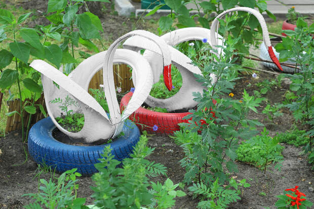 Юрист Жаров: за лебедей из шин россиянам грозит штраф и уголовная статья