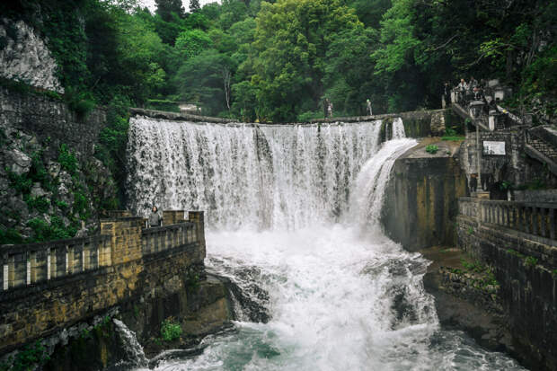 Искусственный водопад (ГЭС) в Новом Афоне