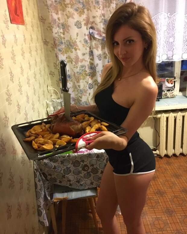 Согласитесь, что вы бы не сильно расстроились тому, что мясо на ужин получилось немного суховатым. В такой-то компании! девушки, еда, кухня, юмор
