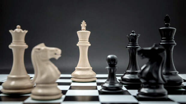 Чемпиона мира по шахматам сняли с турнира из-за надетых им джинсов