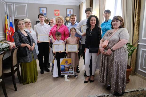 Юные талантливые ялтинцы получили именные стипендии