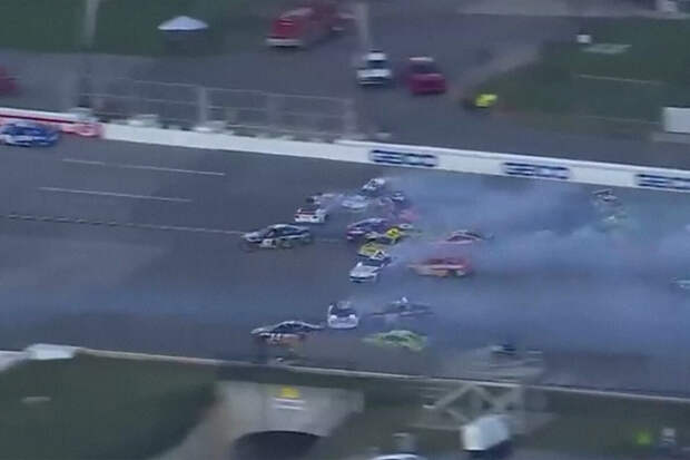 Fox Sports: на гонке NASCAR в США столкнулись 26 автомобилей