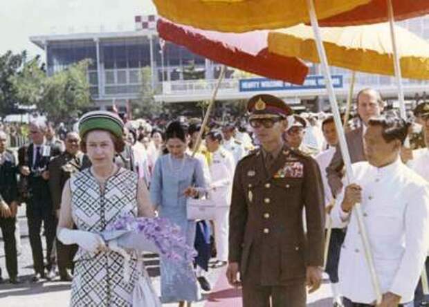 Королева Елизавета и король Пхумипон в аэропорту Чианг-Май, 1972
