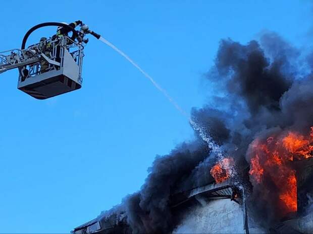 СК расследует крупный пожар с погибшим в мебельном цехе Челябинска