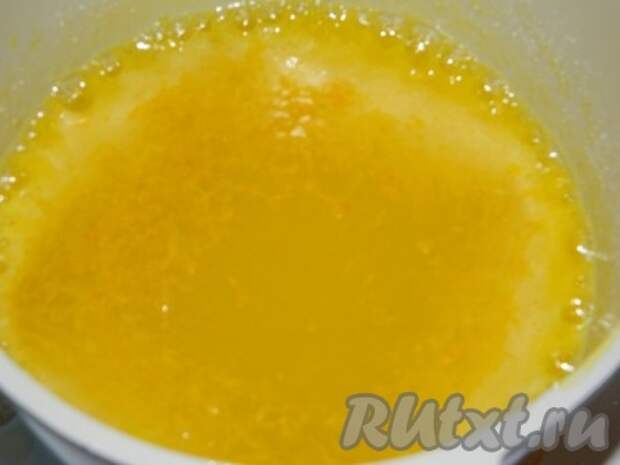 Довести до кипения сахар с водой (или лимонным соком). 