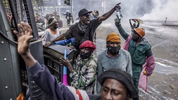 Протестующие в Кении ворвались в парламент и вступили в силовые столкновения