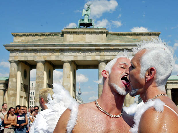 Гей-парад в Берлине. 2003 год. Уже тогда гей-парад прошел в Берлине в 25-й раз.