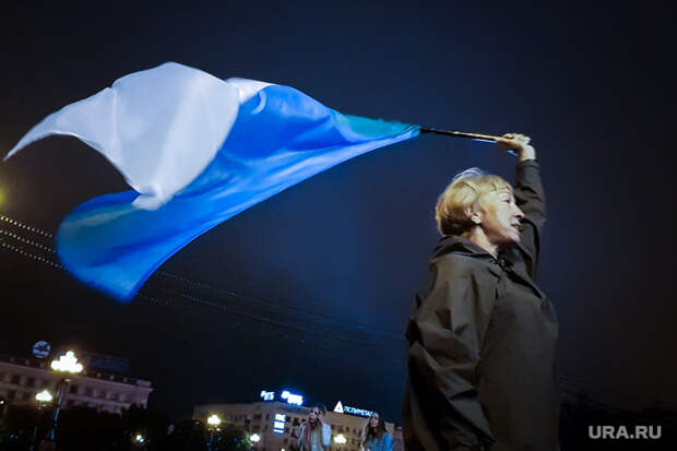 Несанкционированное шествие в поддержку Хабаровского губернатора Сергея Фургала, задержанного по подозрению в организации заказных убийств. Хабаровск, шествие, митинг, флаг хабаровска