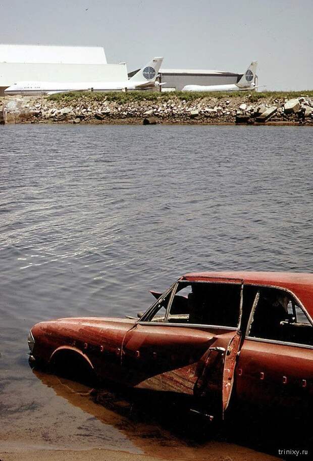 Рамблер лежащий в воде залива Джамайка-Бэй, прямо напротив аэропорта имени Джона Ф. Кеннеди и новеньких Боингов 747 компании Пан-Ам. Куинс, 1973 год история, люди, приколы, факты, фото