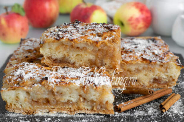 Готовый яблочный пирог получается очень сочным, нежным и ароматным