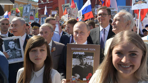 Песков: отца Путина включили в виртуальный "Бессмертный полк" во время пандемии