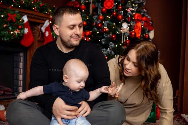 Слегка снисходительный взгляд любящего мужа на любимую жену - часть культурного кода. Тело не обманет.