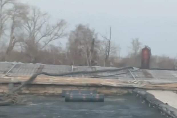 В Алтайском крае сильный порыв ветра сорвал крышу школы во время уроков