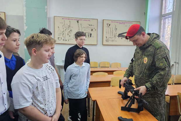 Военные полицейские ЦВО провели урок мужества для школьников Омска