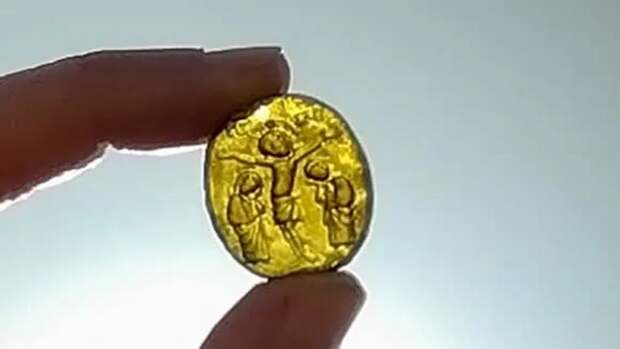 Архологи нашли редкое стеклянное украшение XIII века с Христом