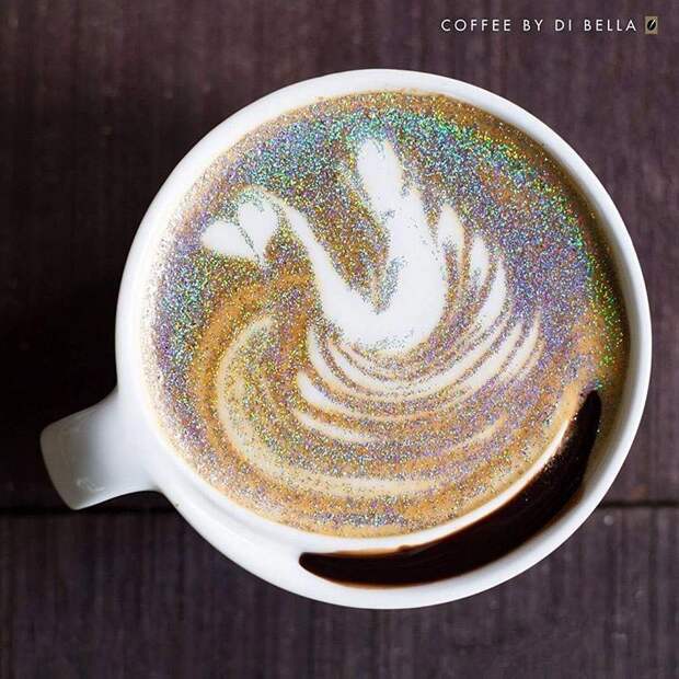 Кофе со съедобными блестками — если вы всегда хотели почувствовать себя единорогом