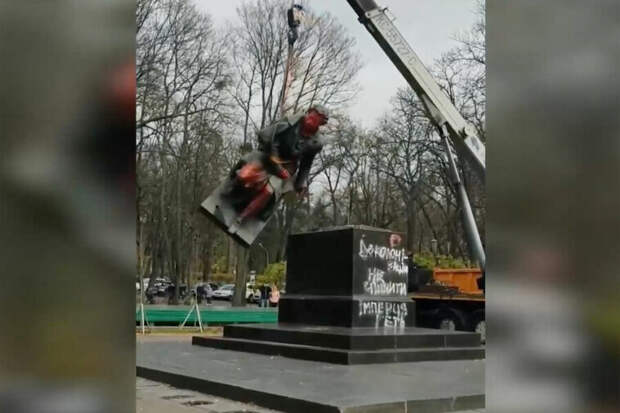 После сноса памятника Пушкину в Киеве Арестович назвал украинцев дикарями