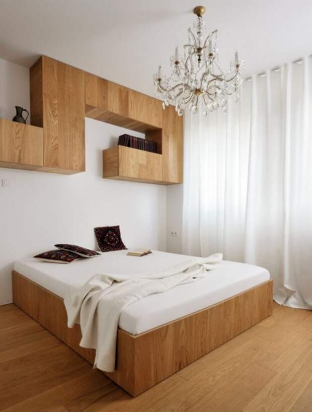 Закрытая настенная модульная мебель идеально подойдет для современной спальной комнаты. 