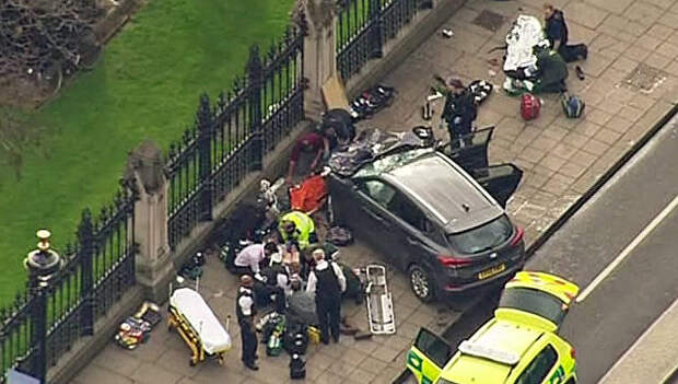 Автомобиль, врезавшийся в ограждение во время нападения у здания парламента в Лондоне