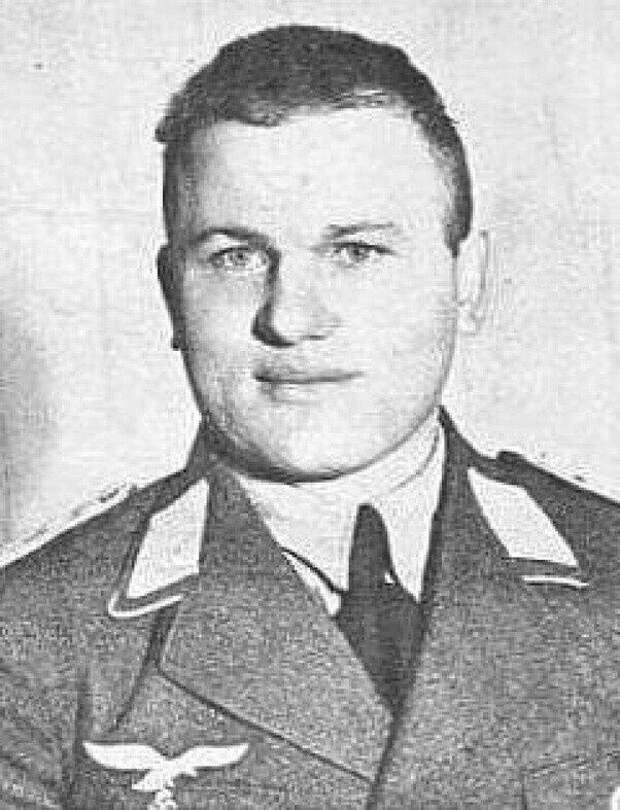 Семен Бычков. Источник фото: https://m.fishki.net/3483797-istorija-odnogo-predatelystva-kak-geroj-sovetskogo-sojuza-stal-letchikom-ljuftvaffe.html