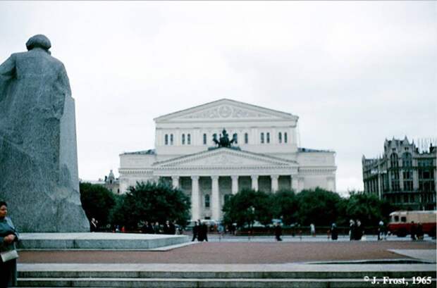 Статуя Карла Маркса напротив Большого театра. СССР, Москва, 1965 год.