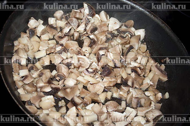 На сковороде разогреть растительное масло, выложить грибы и обжарить.