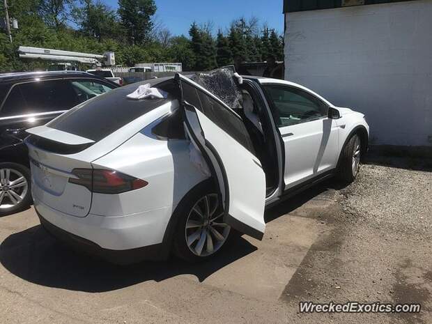 Двери Tesla Model X не переживут выезд из гаража