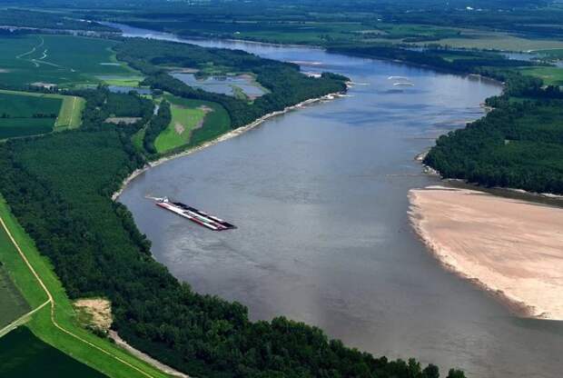 Ураган повлиял на направление воды в реке, и целые сутки Миссисипи текла в обратном направлении / Фото: dogcatdog.ru