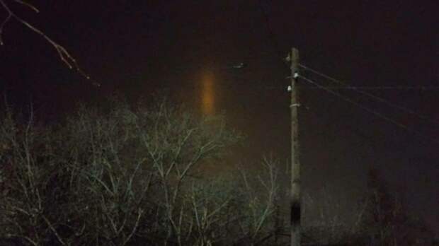 Загадочный столб света заметили в небе над Барнаулом. Рассказываем, что это за явление