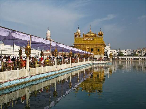 File:Canopied passage to the Golden Temple, Amritsar.jpg