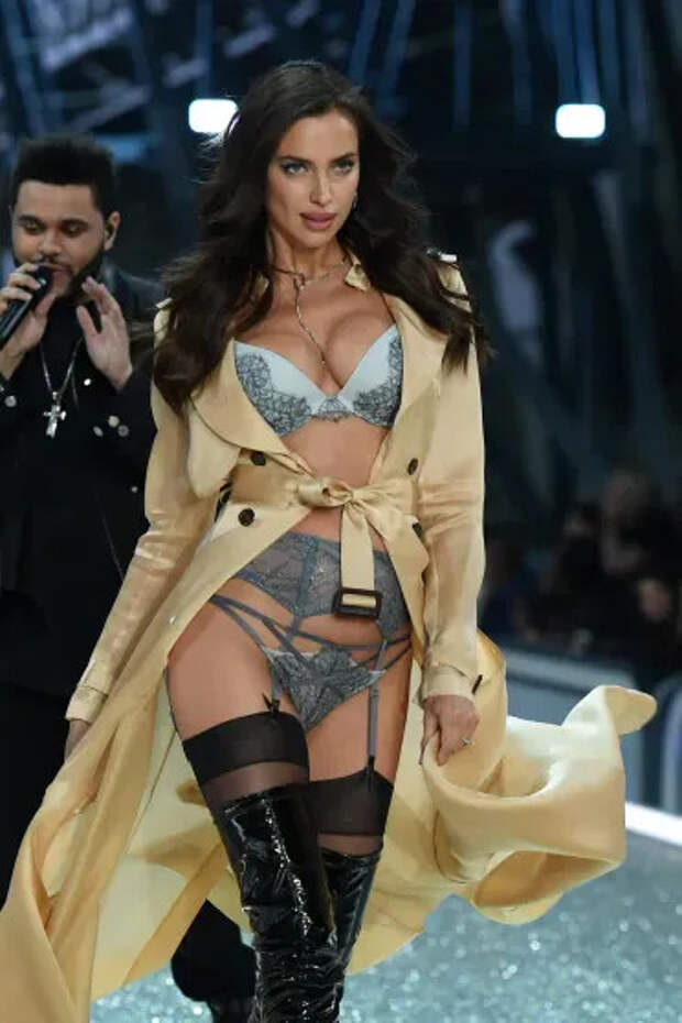 Ирина Шейк на показе Victoria's Secret в 2016 году/Фото: Dimitrios Kambouris/Getty Images for Victoria's Secret