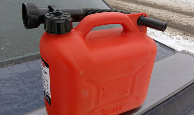 Можно ли заливать бензин в пластиковую канистру: ставим точку в вопросе