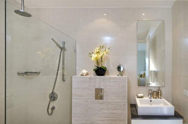 Удобно обустроенная ванная комната, что станет просто находкой при декорировании.