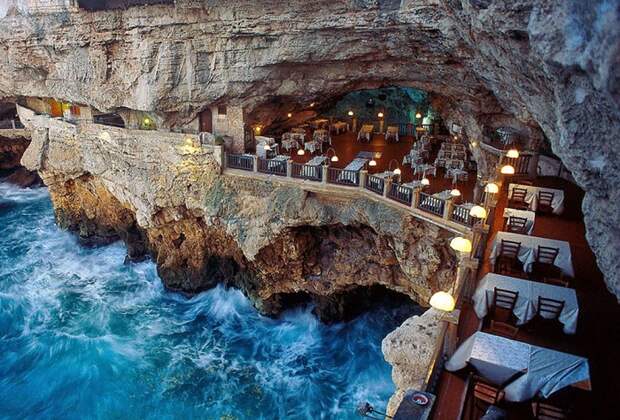 Grotta Palazzese - ресторан, расположенный на высоте 25 метров у самого края скалистого обрыва.