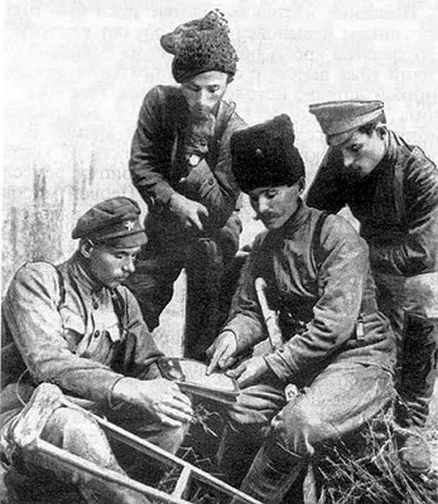 Чапаев со своими боевыми товарищами. 1918 год.