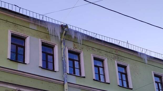 Гигантские сосульки нависли над головами жителей Петербурга после снегопада