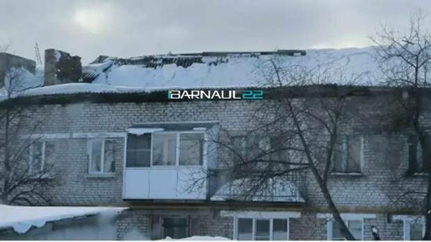 Алтайские власти поставили на контроль восстановление кровли жилого дома в Тальменке