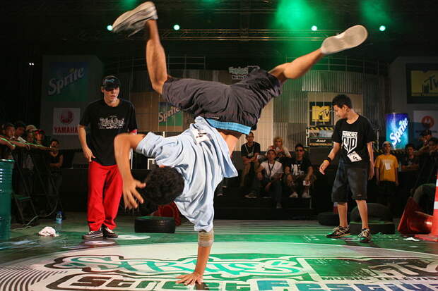 https://upload.wikimedia.org/wikipedia/commons/thumb/d/d7/Thai_Breakdancers.jpg/800px-Thai_Breakdancers.jpg