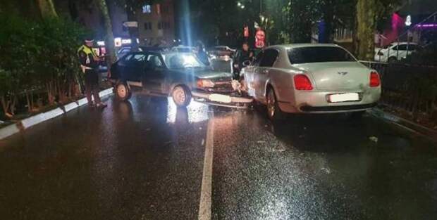 В Сочи из-за гололеда автоледи на «ВАЗ» протаранила Bentley