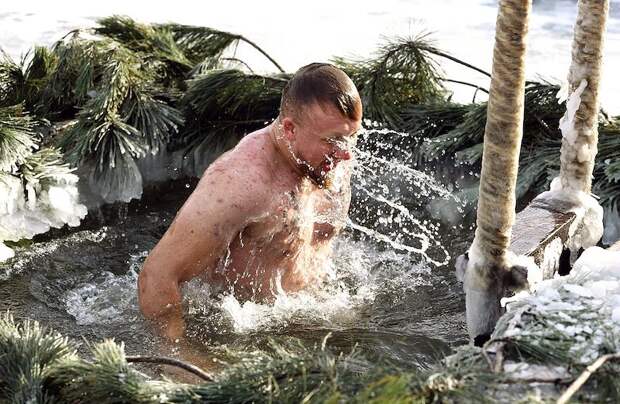 Британцы описали впечатления от купания в Крещение словами «весь мир должен попробовать»