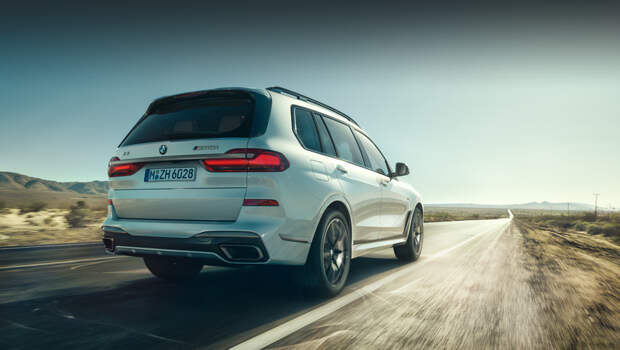 Bmw x5,Bmw x7. Мощный двигатель на этих версиях дополнен спортивной выхлопной системой М с переключаемым клапаном, восьмиступенчатым «автоматом» Steptronic с подрулевыми лепестками, полным приводом, спортивным задним дифференциалом M с электронным управлением и системой Launch Control.