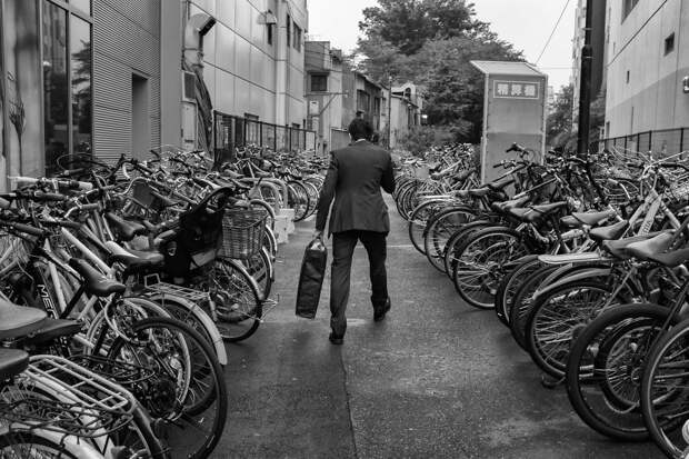 japan-street-photography-43-580888a414301__880