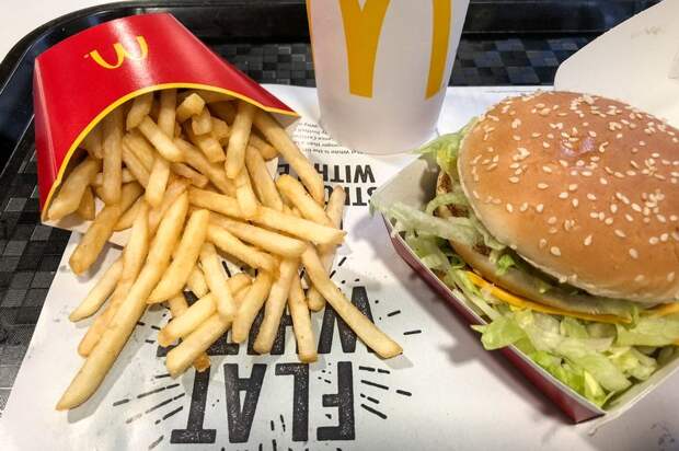 Быстрая романтика: парень сделал предложение в McDonalds, вставив кольцо в «Биг Мак»