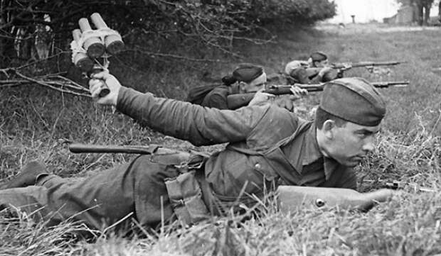 "На безымянной высоте". Какому подвигу советских бойцов посвящена эта песня?