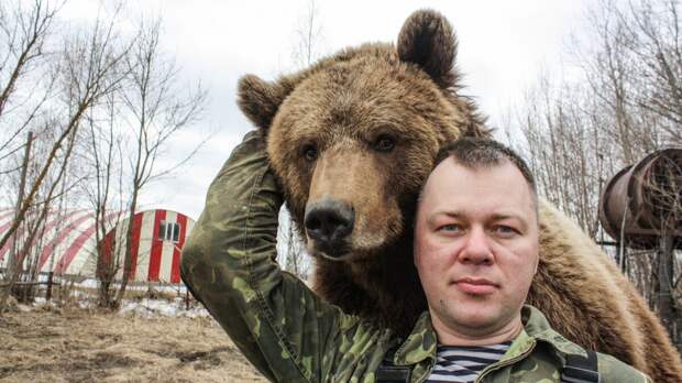 Когда медвежата выбились из сил на середине озера, медведица растерялась и поплыла к берегу. Зато не растерялись местные рыбаки