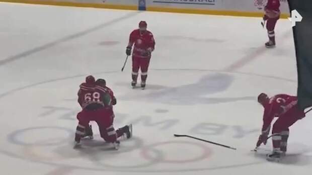 Лукашенко сбили с ног во время хоккейного матча